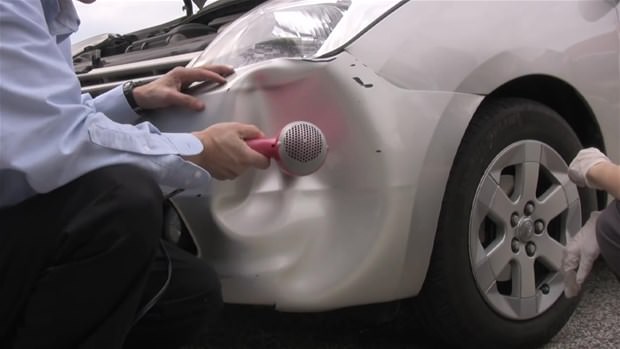 Kaza yaptıkları otomobillerini kendileri onardılar