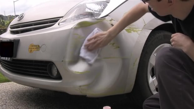 Kaza yaptıkları otomobillerini kendileri onardılar