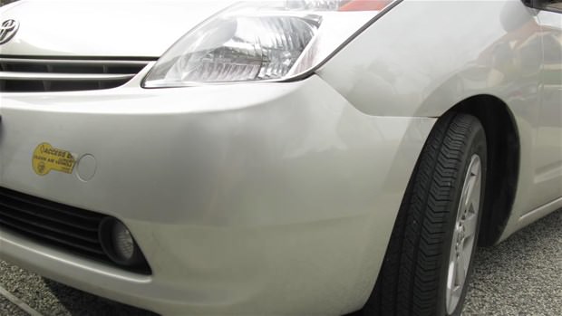Kaza yaptıkları otomobillerini kendileri onardılar