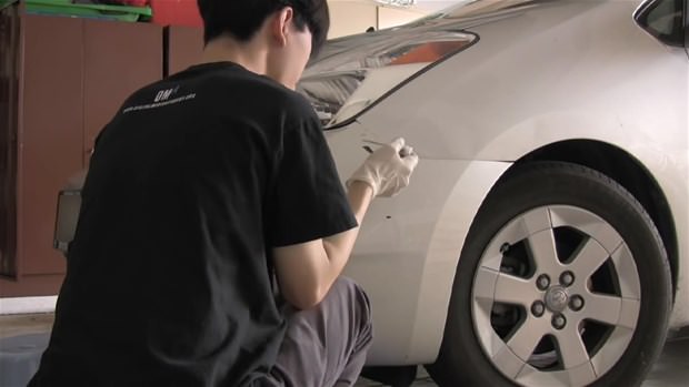 Kaza yaptıkları otomobillerini kendileri onardılar