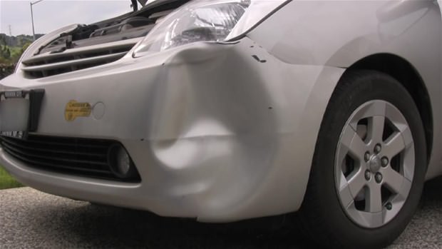 Kaza yaptıkları otomobillerini kendileri onardılar