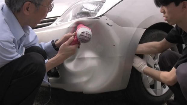 Kaza yaptıkları otomobillerini kendileri onardılar
