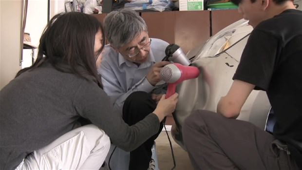 Kaza yaptıkları otomobillerini kendileri onardılar