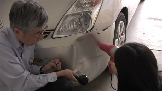 Kaza yaptıkları otomobillerini kendileri onardılar