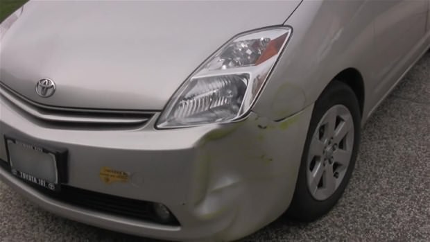 Kaza yaptıkları otomobillerini kendileri onardılar