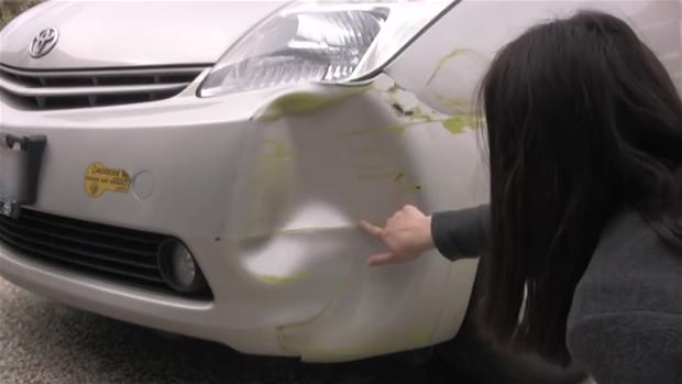 Kaza yaptıkları otomobillerini kendileri onardılar