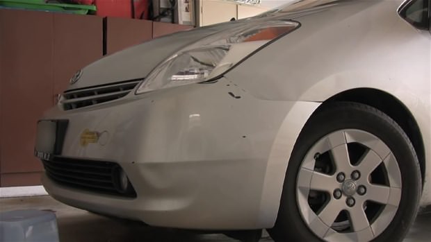 Kaza yaptıkları otomobillerini kendileri onardılar