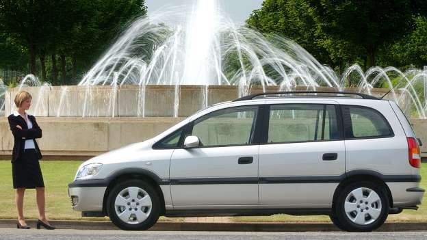 Otomobillere ait en garip reklam fotoğrafları