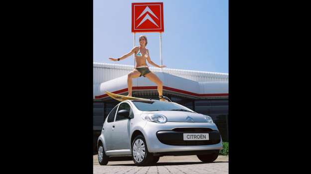 Otomobillere ait en garip reklam fotoğrafları