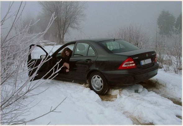 Dikkatsiz kadın sürücüler