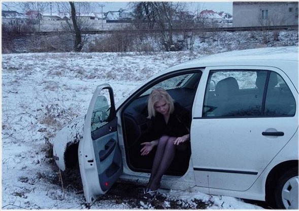 Dikkatsiz kadın sürücüler