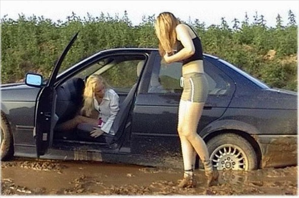 Dikkatsiz kadın sürücüler