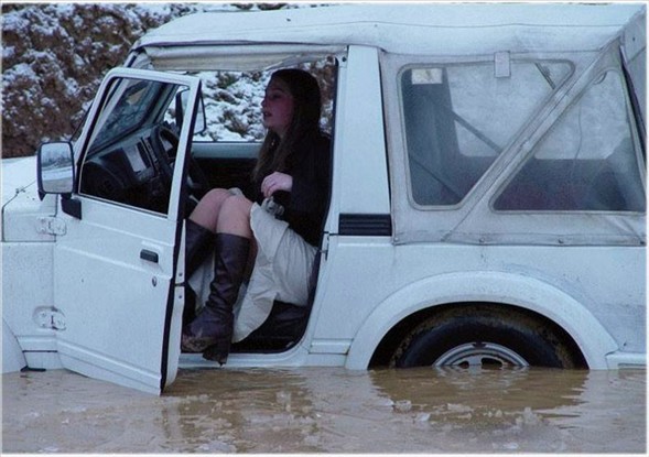Dikkatsiz kadın sürücüler