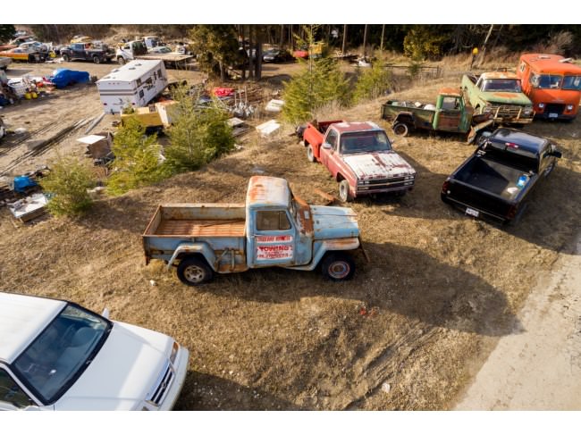 Kanadalı bir iş adamı arazisini 340 otomobiliyle satıyor  