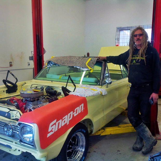 Kanadalı bir iş adamı arazisini 340 otomobiliyle satıyor  