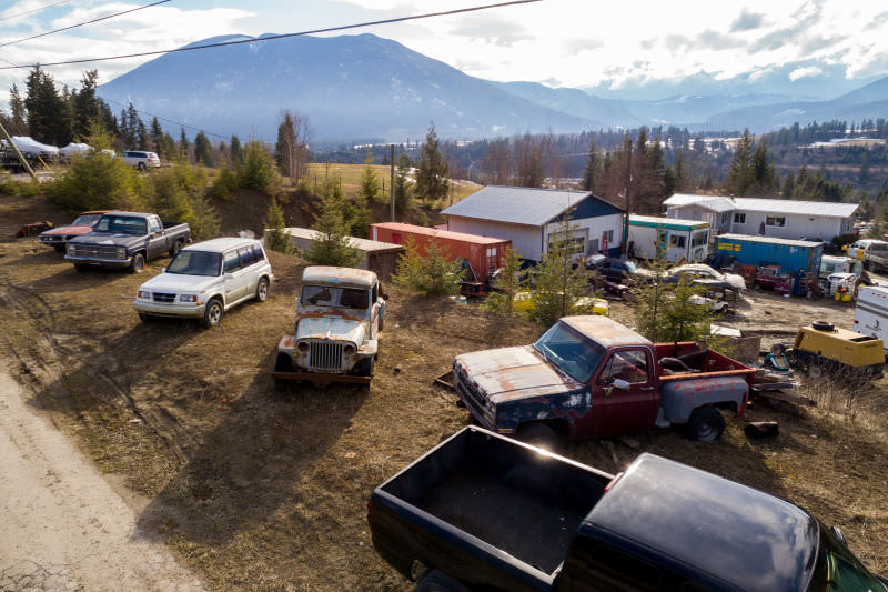 Kanadalı bir iş adamı arazisini 340 otomobiliyle satıyor  