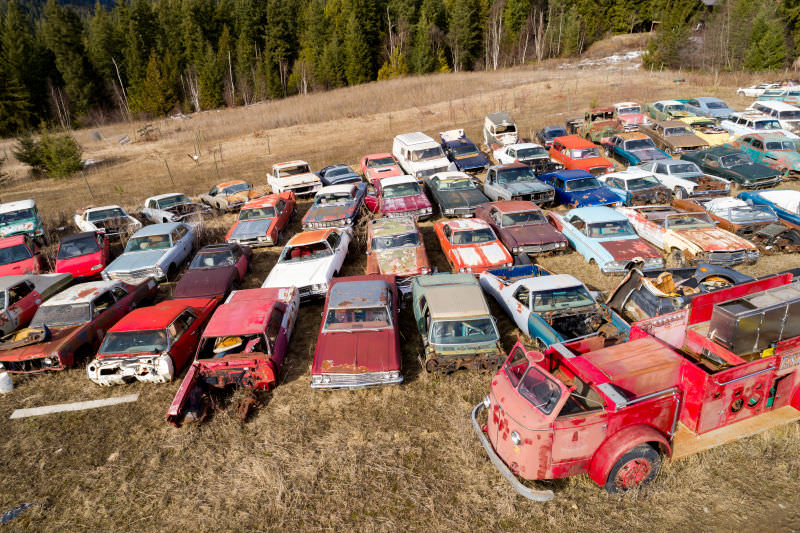 Kanadalı bir iş adamı arazisini 340 otomobiliyle satıyor  