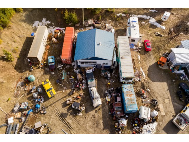 Kanadalı bir iş adamı arazisini 340 otomobiliyle satıyor  