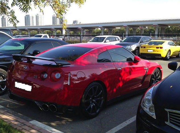 Dubai'de Üniversite Otoparkı 