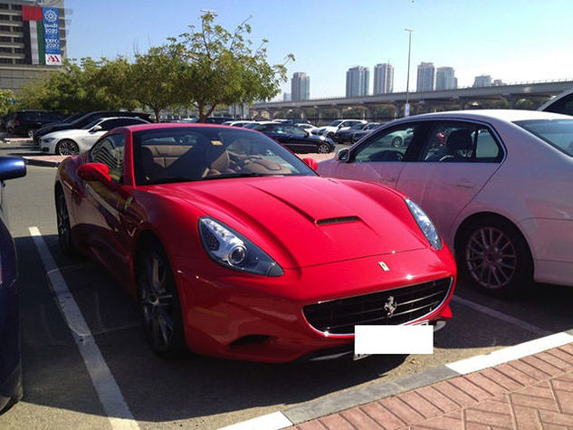 Dubai'de Üniversite Otoparkı 