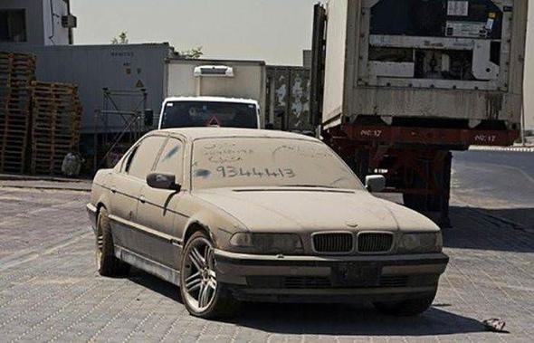Dubai sokaklarında kaderine terk edilmiş lüks otomobiller