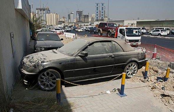 Dubai sokaklarında kaderine terk edilmiş lüks otomobiller
