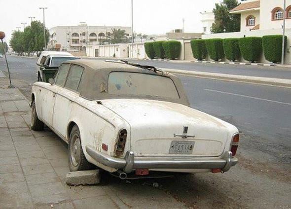 Dubai sokaklarında kaderine terk edilmiş lüks otomobiller