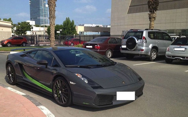 Dubai'de Üniversite Otoparkı 