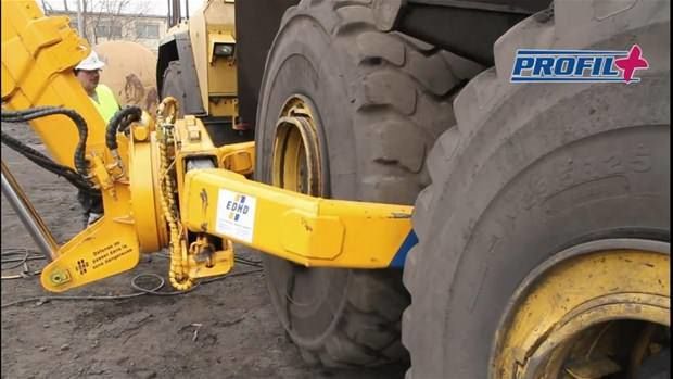 Dev lastiği böyle değiştirdiler