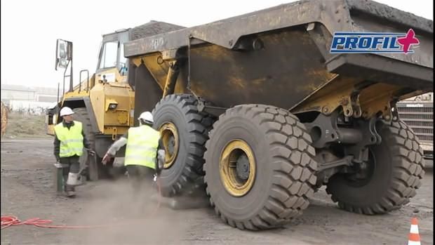 Dev lastiği böyle değiştirdiler