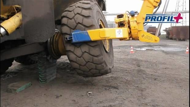 Dev lastiği böyle değiştirdiler