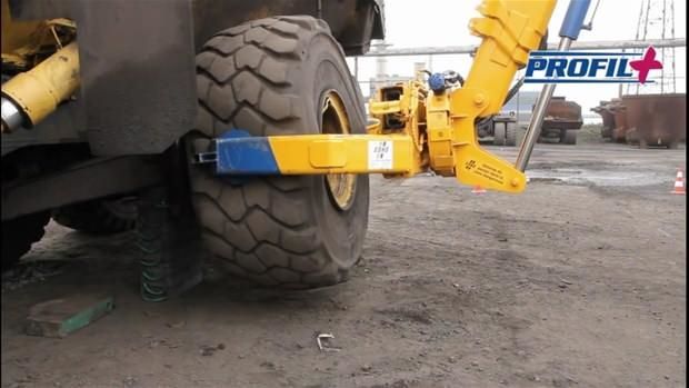 Dev lastiği böyle değiştirdiler