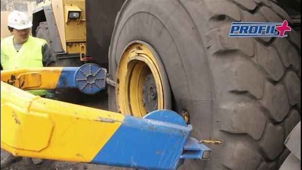 Dev lastiği böyle değiştirdiler