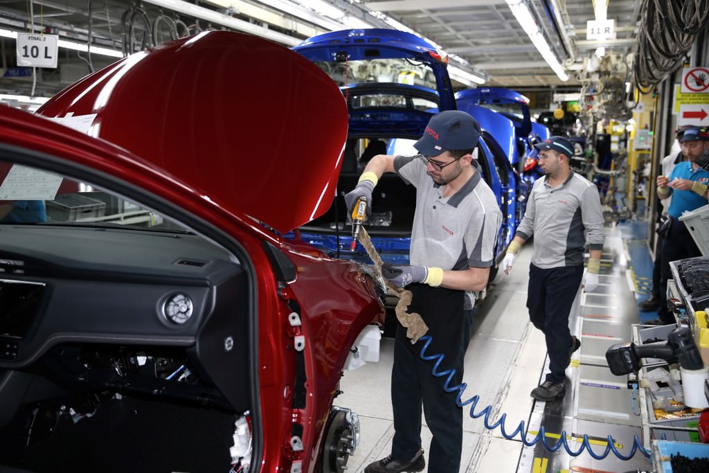 Türkiye'de üretilen ilk hibrit otomobil: Toyota C-HR  