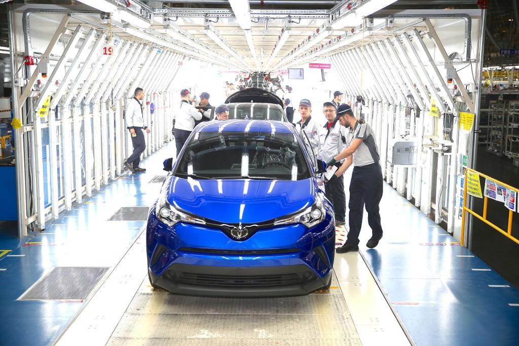 Türkiye'de üretilen ilk hibrit otomobil: Toyota C-HR  