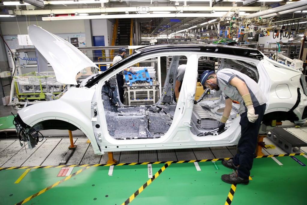 Türkiye'de üretilen ilk hibrit otomobil: Toyota C-HR  