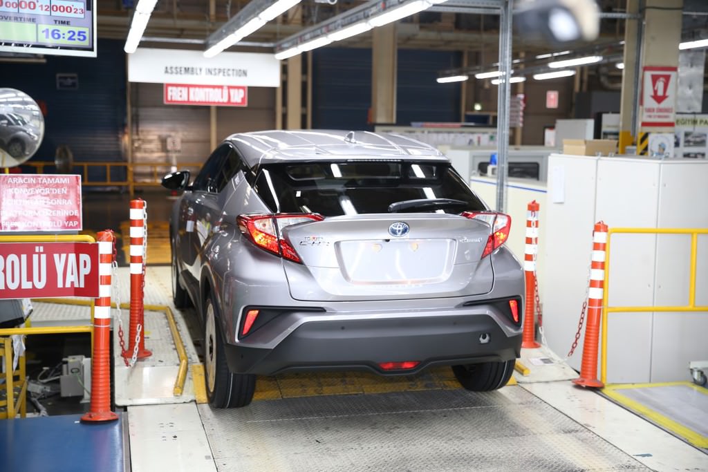 Türkiye'de üretilen ilk hibrit otomobil: Toyota C-HR  