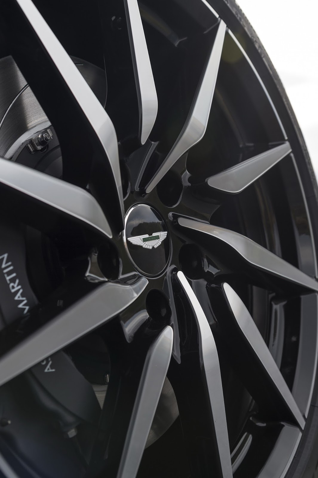 Acun Ilıcalı, İstanbul Autoshow’da yeni Aston Martin DB11 siparişi verdi