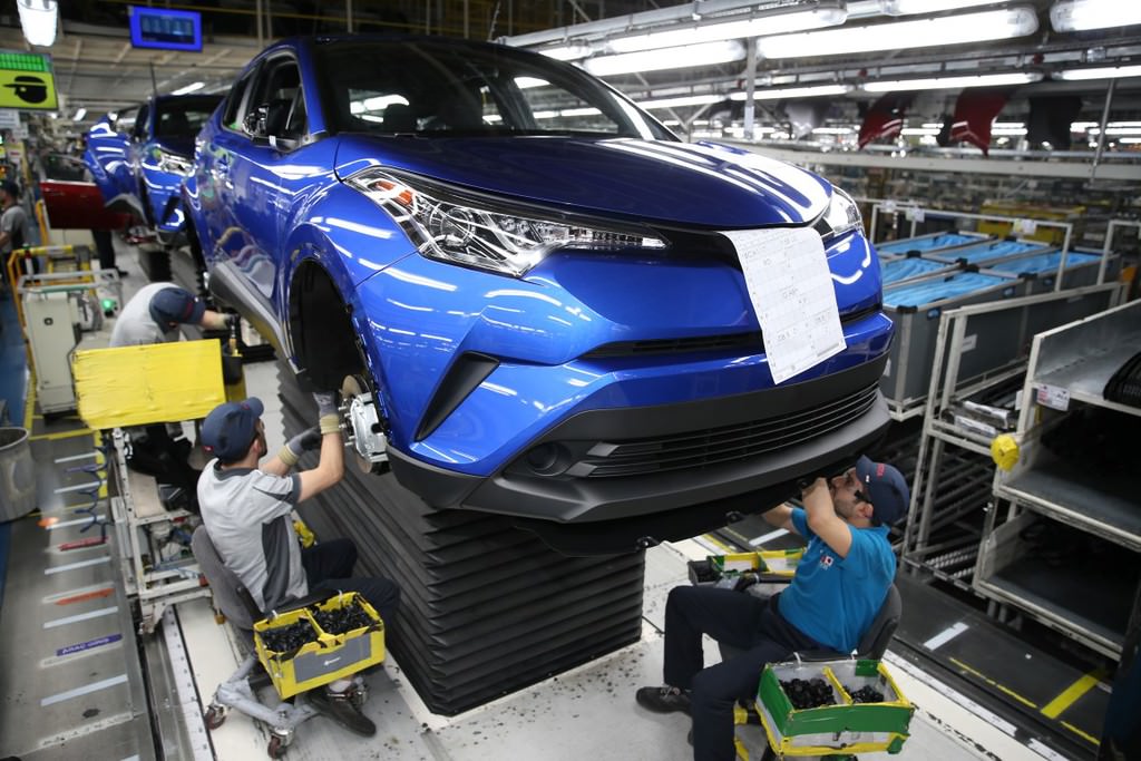 Türkiye'de üretilen ilk hibrit otomobil: Toyota C-HR  