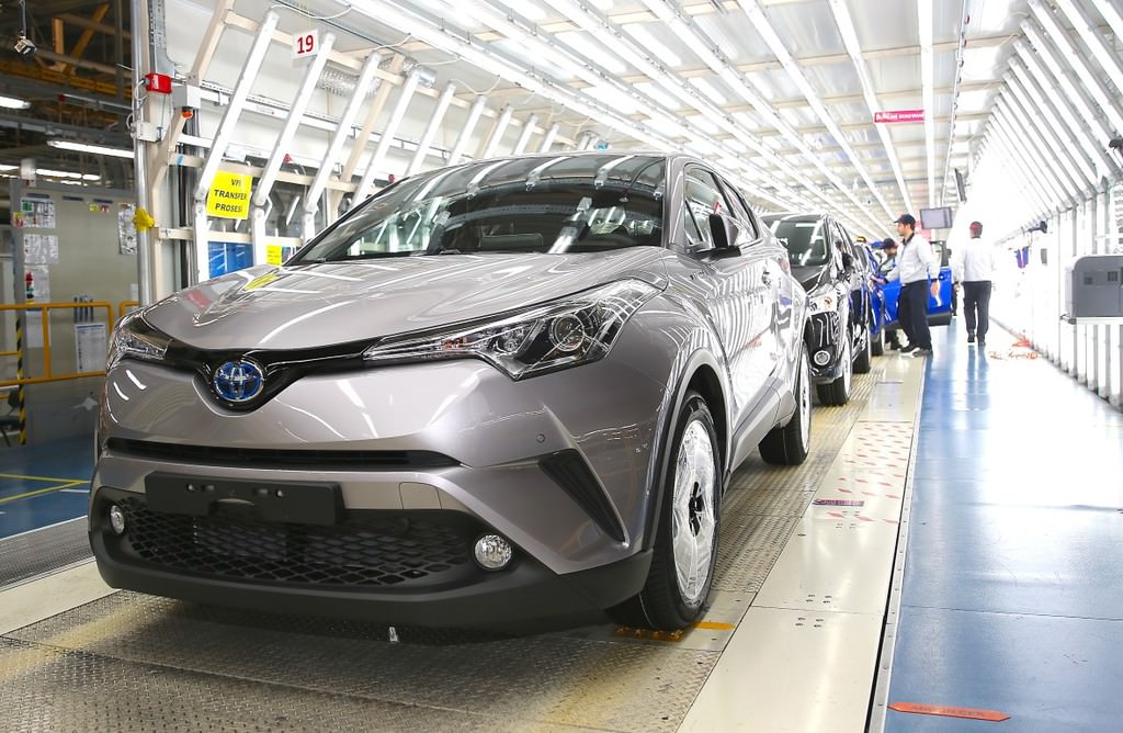 Türkiye'de üretilen ilk hibrit otomobil: Toyota C-HR  