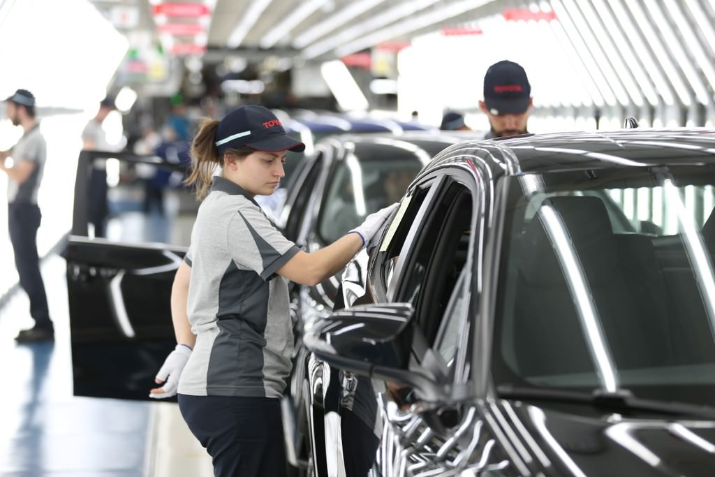 Türkiye'de üretilen ilk hibrit otomobil: Toyota C-HR  