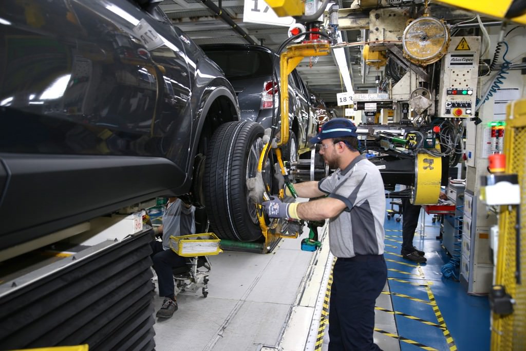 Türkiye'de üretilen ilk hibrit otomobil: Toyota C-HR  