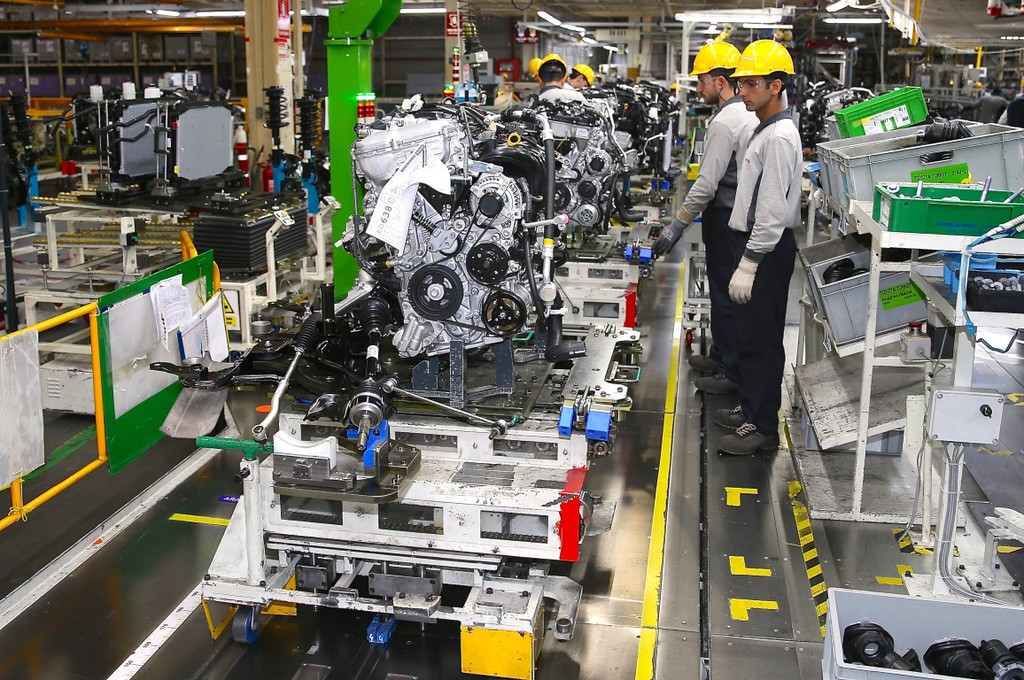 Türkiye'de üretilen ilk hibrit otomobil: Toyota C-HR  
