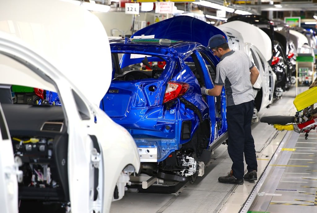 Türkiye'de üretilen ilk hibrit otomobil: Toyota C-HR  