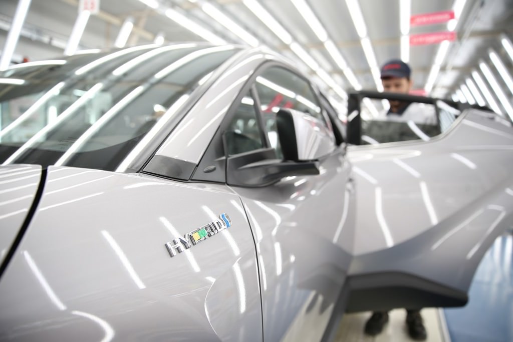Türkiye'de üretilen ilk hibrit otomobil: Toyota C-HR  