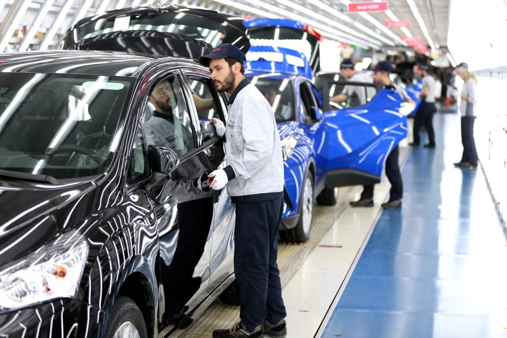 Türkiye'de üretilen ilk hibrit otomobil: Toyota C-HR  