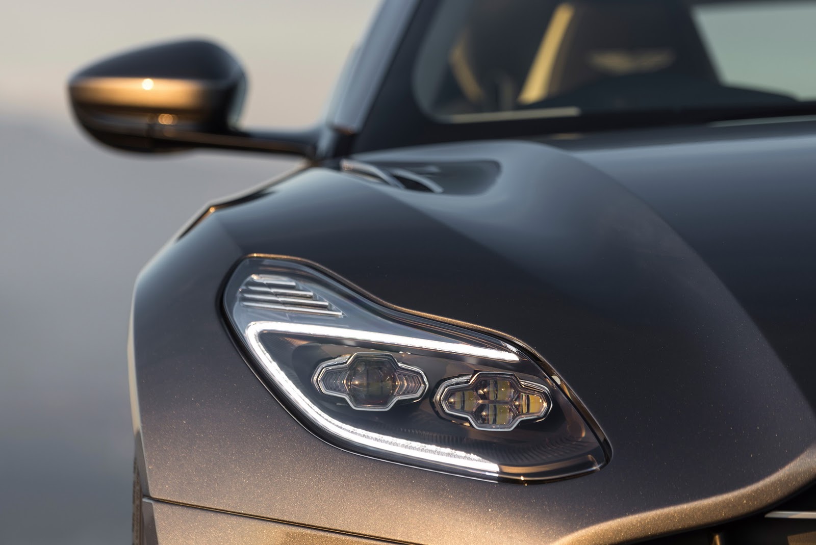 Acun Ilıcalı, İstanbul Autoshow’da yeni Aston Martin DB11 siparişi verdi