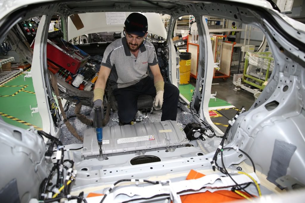 Türkiye'de üretilen ilk hibrit otomobil: Toyota C-HR  