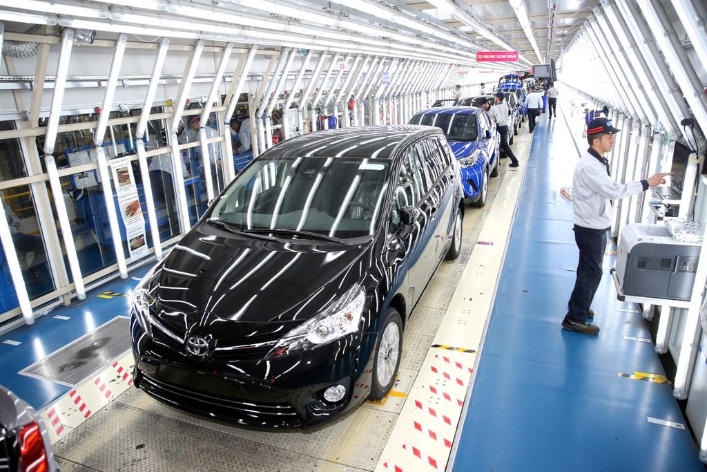 Türkiye'de üretilen ilk hibrit otomobil: Toyota C-HR  