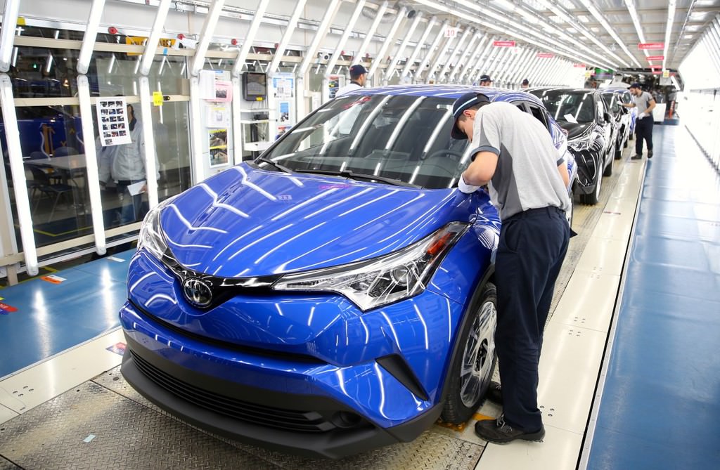 Türkiye'de üretilen ilk hibrit otomobil: Toyota C-HR  
